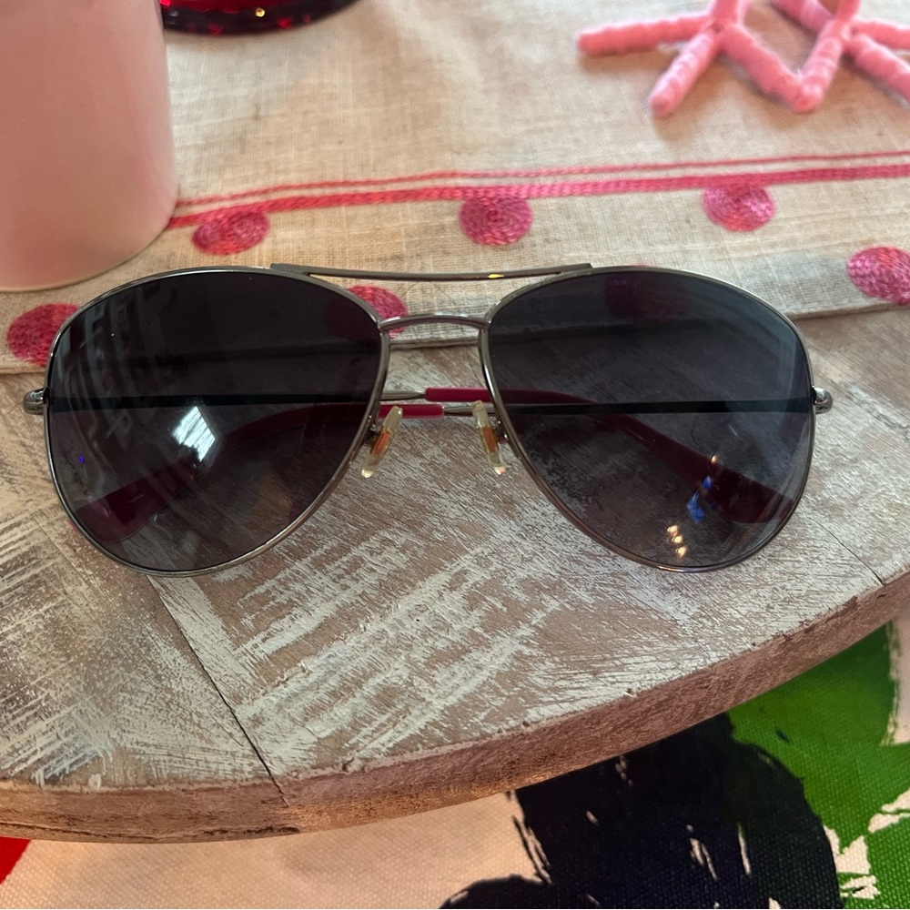 GUC Kate Spade sunglasses with silver accents. Super cute! No noticeable flaws.